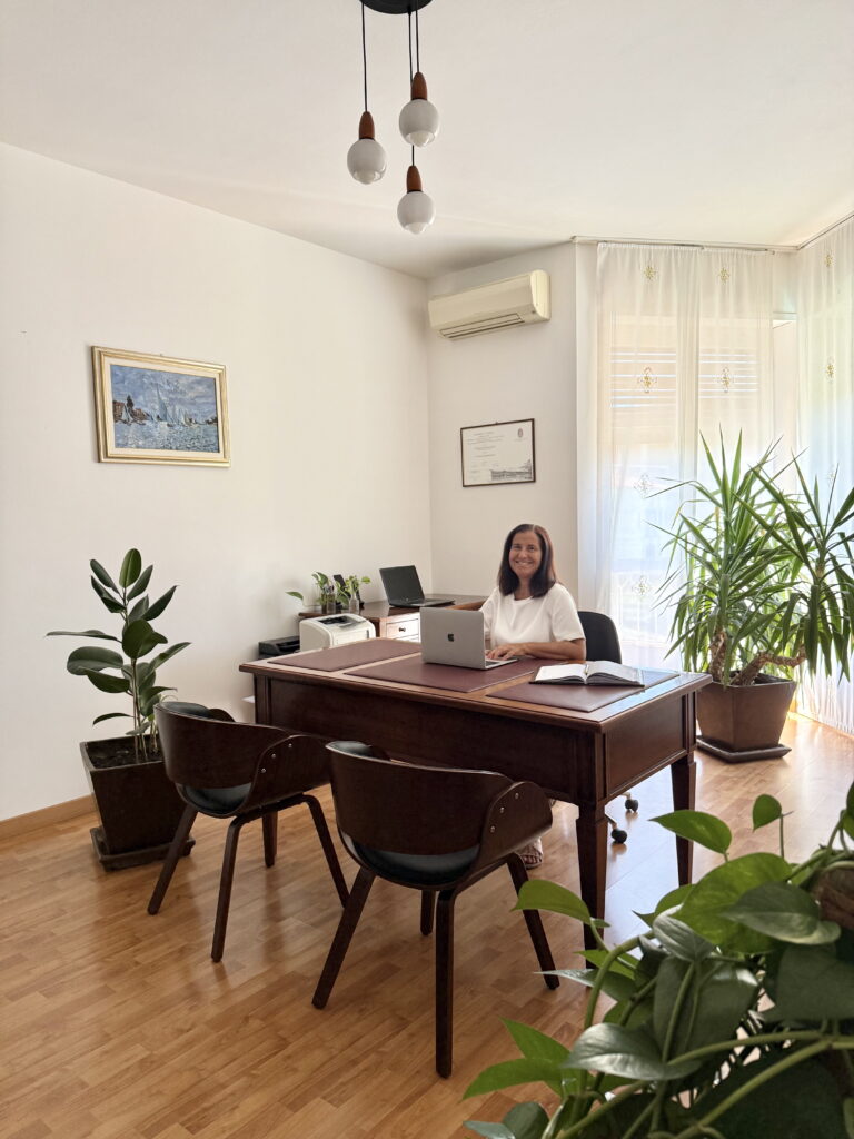 Immagine dell'ufficio con l'avvocato seduto alla sua scrivania.