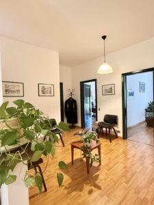 Immagine della sala d'attesa dell'ufficio. 